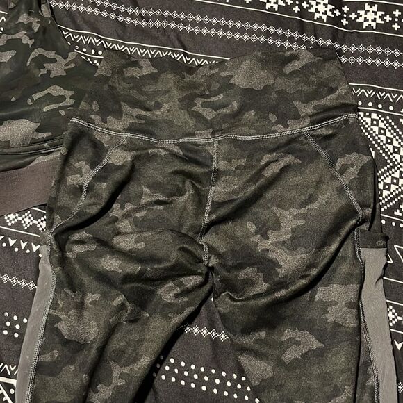Fabletics Camo Leggings & Bra Bundle - Picture 12 of 15